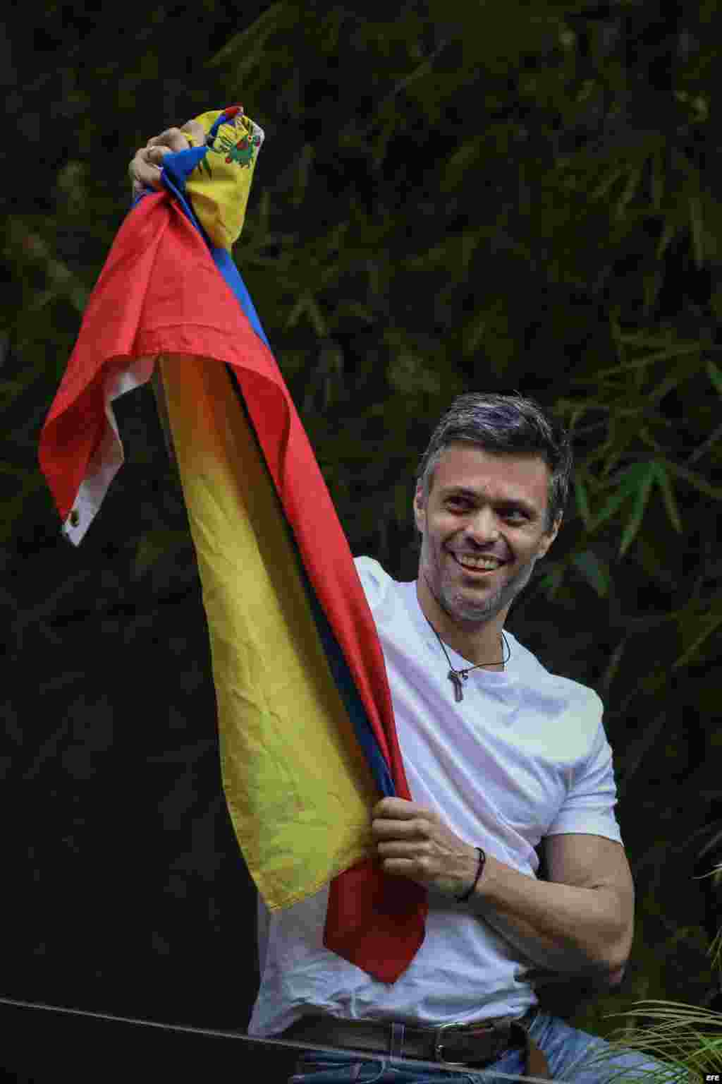 El opositor venezolano Leopoldo López saluda a seguidores hoy, sábado 8 de julio de 2017, en la entrada de su casa en Caracas (Venezuela).