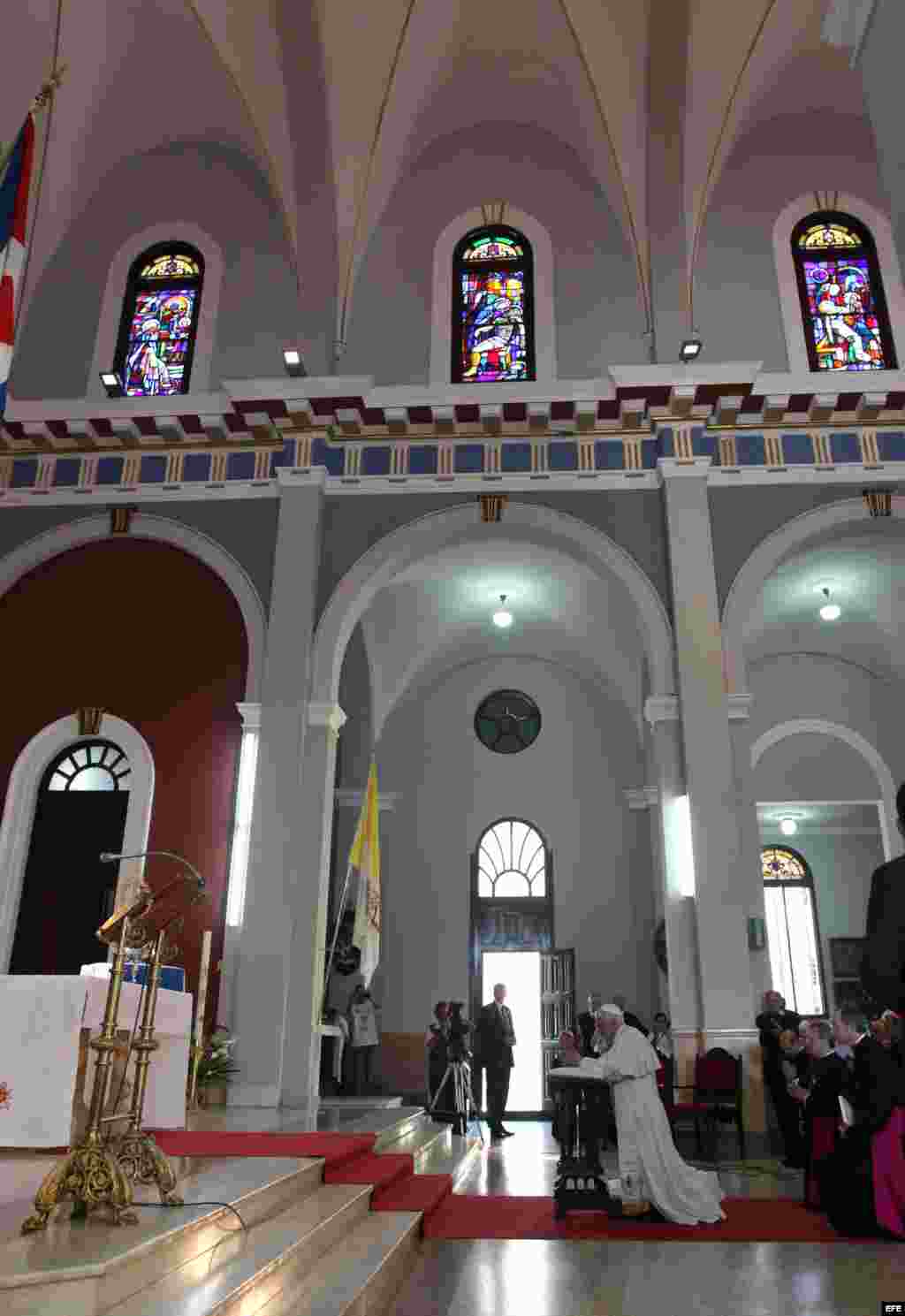 El papa Benedicto XVI ora, el martes 27 de marzo de 2012, durante su visita al Santuario de la Virgen de la Caridad del Cobre, en Santiago de Cuba.