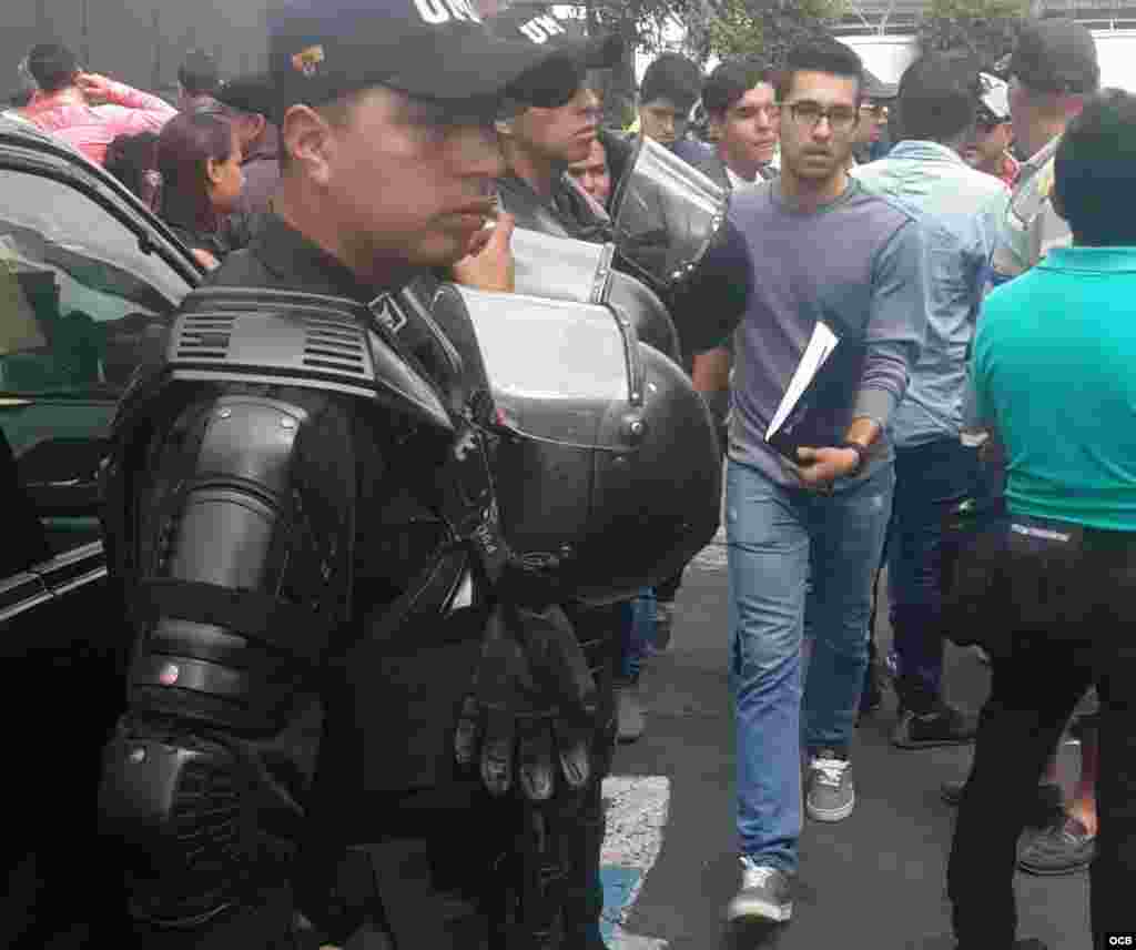 Cubanos se manifiestan frente a la Embajada de México en Quito, Ecuador.