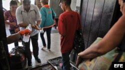 Varias personas pasan por un control sanitario en la Terminal de Ómnibus Nacional. Foto de archivo