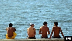 Un grupo de jóvenes en el malecón de La Habana (Cuba).