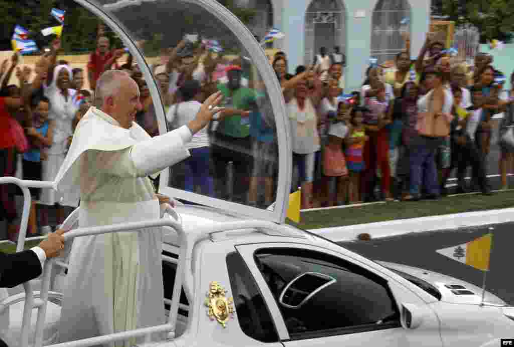 El papa Francisco saluda a los cubanos desde su papamóvil a su paso por las calles de La Habana.