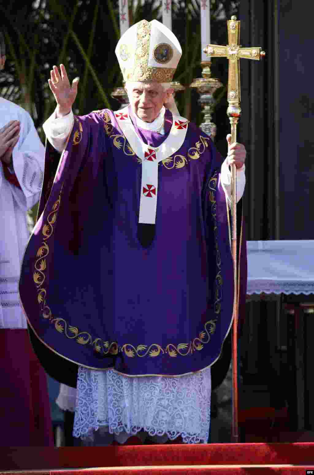 El papa Benedicto XVI oficia una misa multitudinaria, el 28 de marzo de 2012, en la Plaza de la Revolución José Martí.