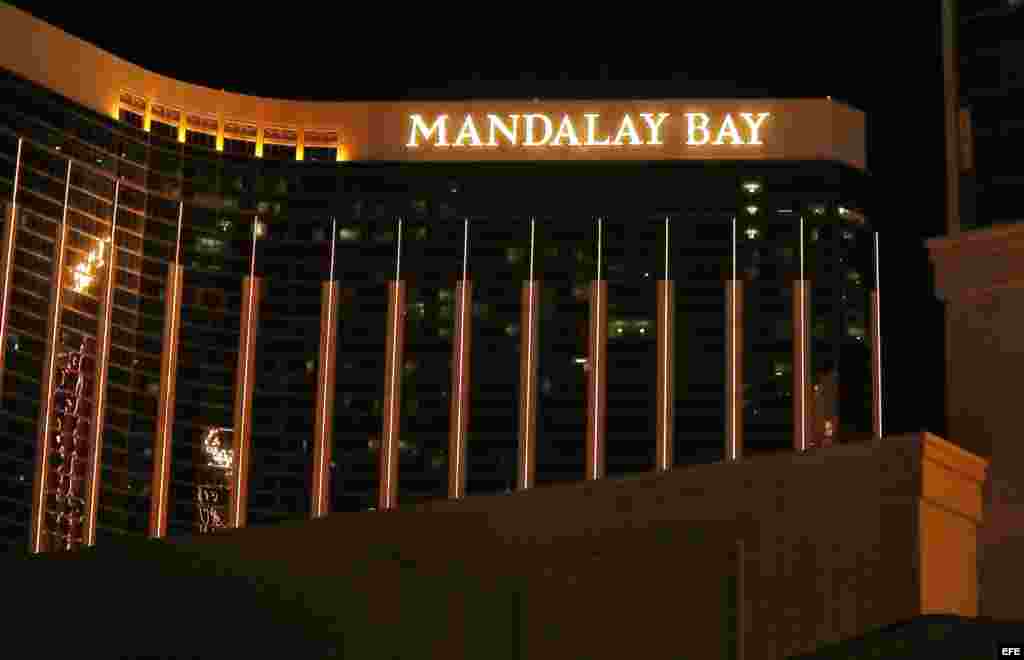 Vista de la fachada del hotel Mandalay Bay, cerca del lugar donde se produjo un tiroteo indiscriminado la pasada noche en Las Vegas.